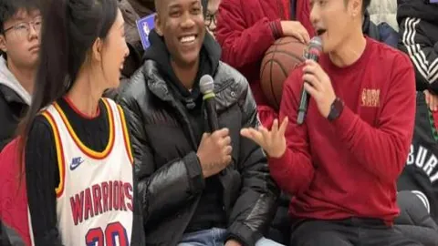 “NBA球星欧文左膝受伤，继承科比遗志”